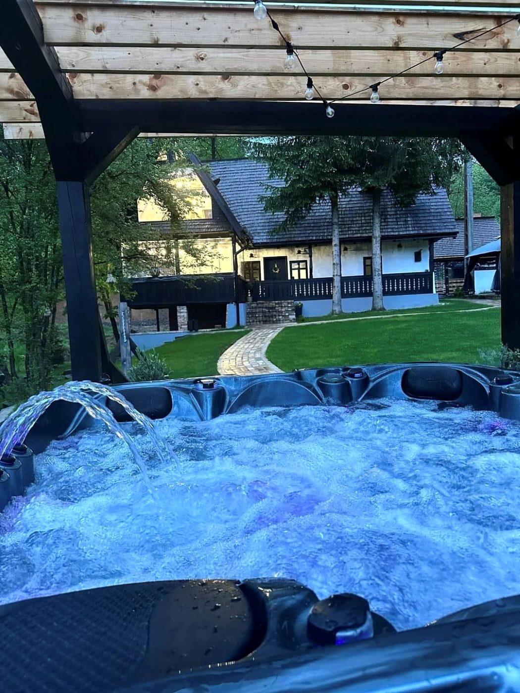 Jacuzzi exterior cu apă caldă